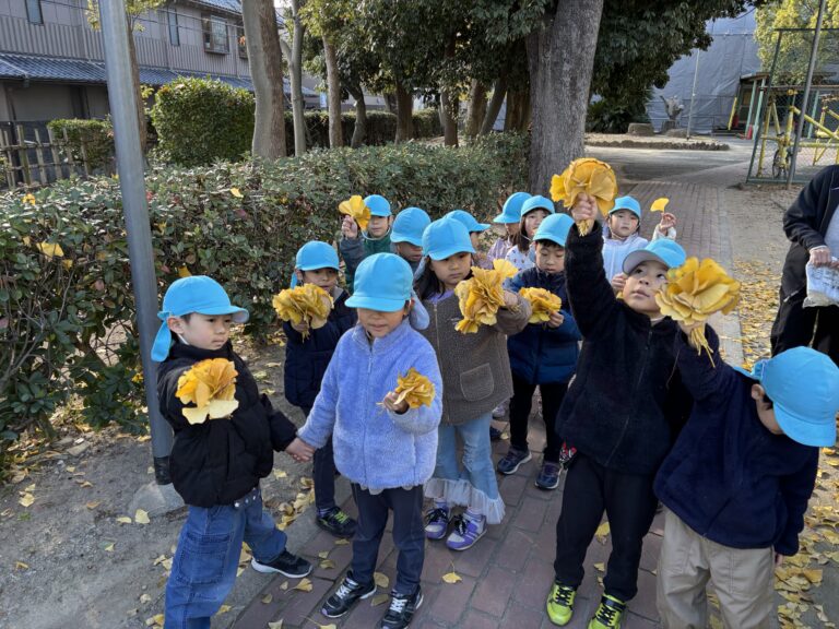 イチョウの葉っぱプール🍂